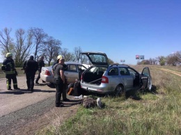 Лобовое столкновение на трассе: авто всмятку, 5 пострадавших (ФОТО)