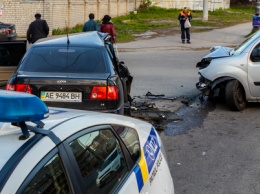 В Днепре на Запорожском шоссе от удара с Renault автомобиль Chery вылетел на тротуар