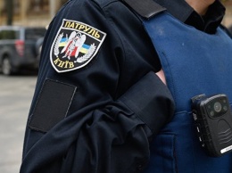 В Киеве мужчина травмировал полицейскую и похитил служебный автомобиль
