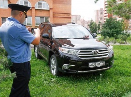 Московских водителей отучили парковаться на газонах