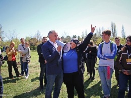 Студенты УАЛ вместе с мэром Николаева высадили молодые деревья в парке «Лески»