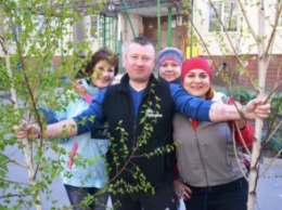 Продолжаем озеленять: в 95 дворах ж/м Тополь высадили молодые деревья в День окружающей среды
