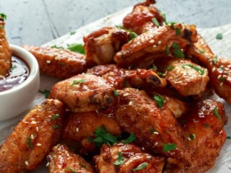 Полезные и вкусные рецепты: как приготовить куриные крылышки в сладком соусе чили