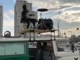 В Киеве барабанщик сыграл на крыше авто