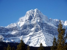 Три известных альпиниста погибли при сходе лавины в Канаде