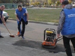 В Никополе Благотворительный фонд "Будущее Никопольщины" ремонтирует дороги