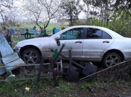 В Тихорецком районе пьяный водитель проехался по кладбищу, повредив надгробия