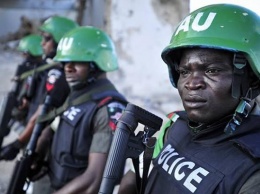 В Нигерии полицейский въехал в толпу людей, есть жертвы