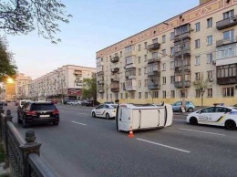 В центре Киева ДТП, машину протащило по асфальту