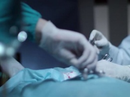 Хирурги пришили украинцу руку, которую он отрезал циркуляркой полтора месяца назад