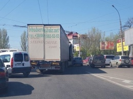 В Николаеве на Пушкинском кольце иномарка столкнулась с фурой: образовалась огромная пробка, - ФОТО