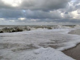 На запорожском курорте море наступает на берег (Видео)