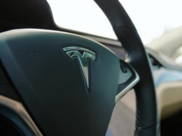 Tesla запускает сервис беспилотных такси