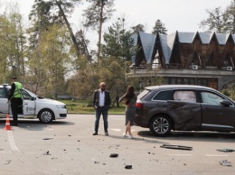 Под Киевом Mercedes протаранил два автомобиля и влетел в заправку: пострадал ребенок