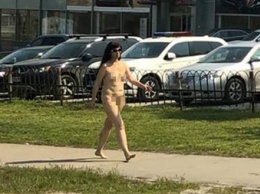 По улицам Днепра гуляла голая женщина