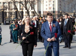 Мемориальная акция в Александровском cаду Кремля объединила два знаковых события в истории Крыма