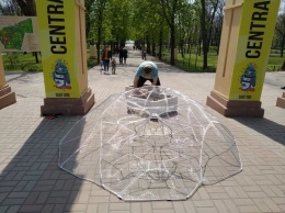 Крокодил и Гоголь повесили "Гоголя" под аркой Городского сада,- ФОТО