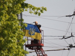В Запорожье на проспекте коммунальщики вывешивают флаги Украины, - ФОТО