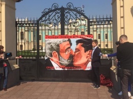 Гончаренко повесил плакат с поцелуем Зеленского и Коломойского на входе в Мариинский дворец