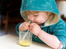 Не пьющие воду дети склонны злоупотреблять калориями из сладких напитков