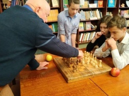 Между ветеранами и воспитанниками УВК «Гармония» прошел шахматный турнир