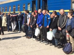 В Кривой Рог для прохождения срочной службы прибыли призывники со всей Украины