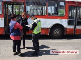 В Николаеве из троллейбуса на ходу выпала мама с младенцем в коляске