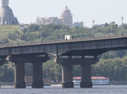 В Киеве возле моста Патона установили новый стальной символ