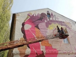 В Запорожье на стенах трех школ создают яркие муралы (Фото)