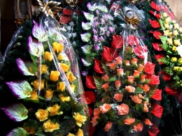 В Днепре зарегистрировали петицию о запрете продажи искусственных цветов и венков