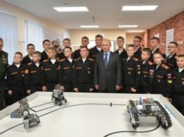 Суворовцы показали Путину "российских" роботов, которые сделаны в Южной Корее
