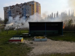 Пожар в Днепре: сотрудники ГСЧС тушили возгорание возле детского сада