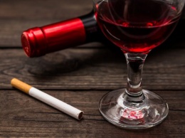 Медики подсчитали, скольким сигаретам равняется бутылка вина