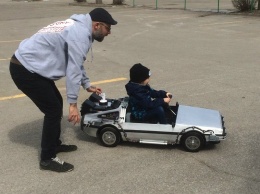 Француз сделал для дочери электромобиль DeLorean из фильма "Назад в будущее"