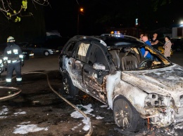 В Днепре ночью сгорела Volvo: причины возгорания выясняют