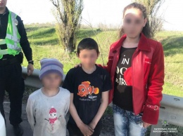 Двое несовершеннолетних детей шли пешком по трассе из Херсона в Николаев - их пытались похитить