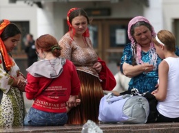 Разъяренный украинец избил хитросделанных барышень: "Если бы не вмешательство жены, они валялись бы"