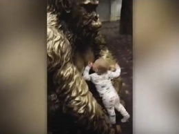 Бедный голодный ребенок: полуторагодовалый малыш попытался взять грудь у бронзовой статуи гориллы