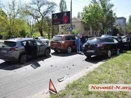 В Николаеве столкнулись три автомобиля. Пострадала пассажирка