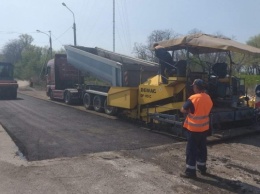 На запорожских трассах идет ремонт дорог (ФОТО)