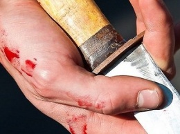 Ночью в Днепре 25-летний мужчина вошел в дом к знакомым и порезал их ножом