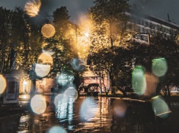 Особый взгляд: как выглядит дождливая Львовская площадь под покровом ночи