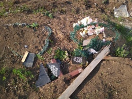 Вандальная Пасха: в Алчевске на кладбище разгромили дюжину могил (фото)