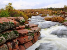Уникальный феномен: под Днепром течет единственный степной водопад (Фото)