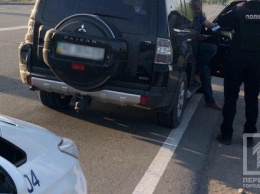 Патрульные Кривого Рога не взяли 300 долларов у нетрезвого водителя Mitsubishi Pajero