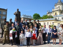 На свадьбу во Львове гости пришли в форме, напоминающей нацистскую. Фото