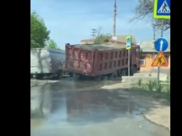 Проломивший асфальт КАМАЗ повредил трубу и затопил улицу в Краснодаре