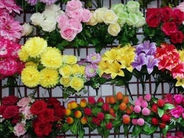 Сумчанка воровала на кладбищах цветы и продавала на рынке