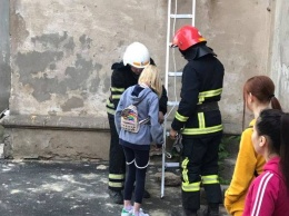 Хотели сфотографироваться: в Николаеве спасателям ранним утром пришлось снимать с крыши дома двух девочек-подростков