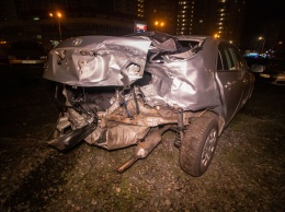 В Киеве пьяный водитель Mercedes протаранил забор стоянки и разбил семь машин